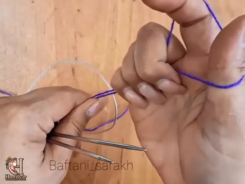 نحوه قرار دادن کاموا دور انگشت شست و اشاره برای سرانداختن در قلاب بافی