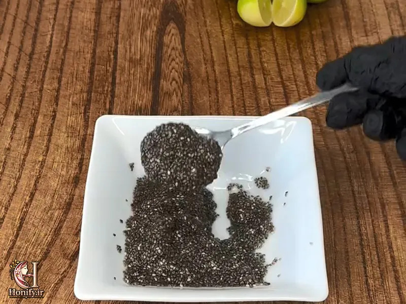 کاسه ژلاتین خوراکی در حال خیس خوردن در آب سرد برای تهیه کلاژن خوراکی خانگ
