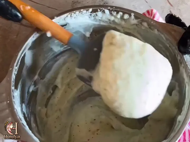 سس سیر خانگی آماده با بافت خامه ای در ظرف شیشه ای