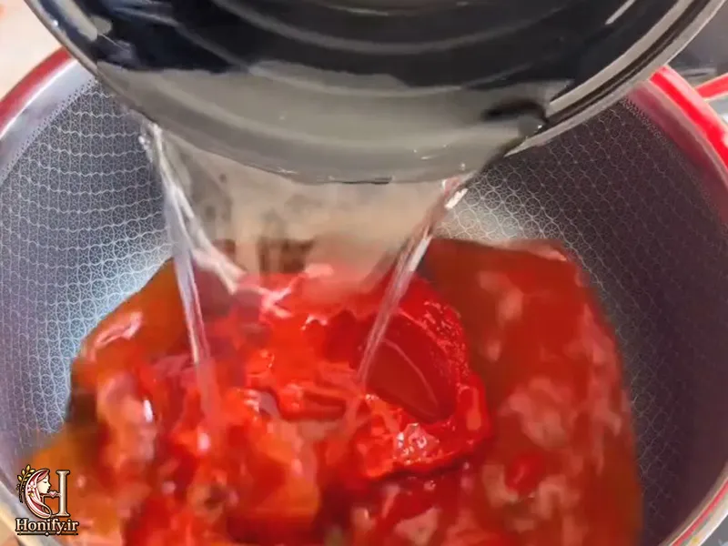 مخلوط کردن رب گوجه با آب، سرکه و شکر برای شروع پخت