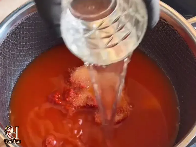 مخلوط کردن رب گوجه با آب، سرکه و شکر برای شروع پخت
