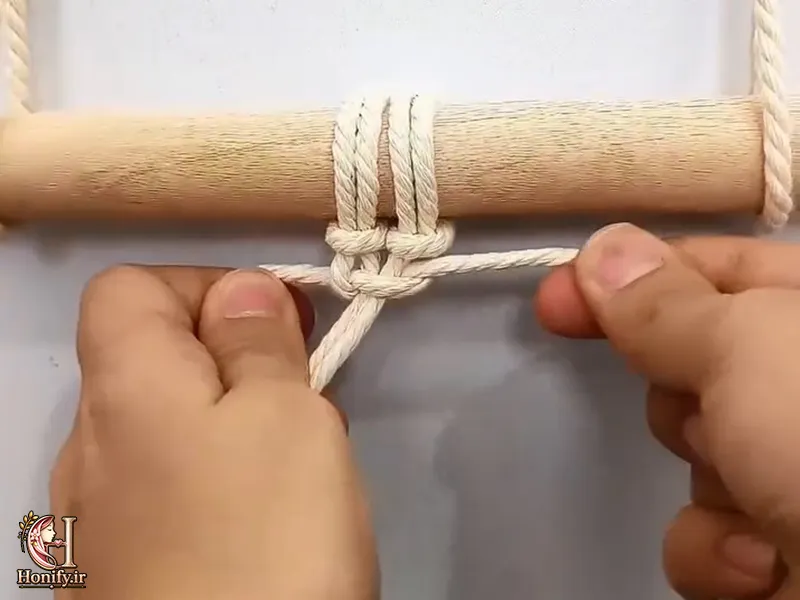 زدن اولین گره مربعی در آموزش گره ضربدری در مکرومه بافی