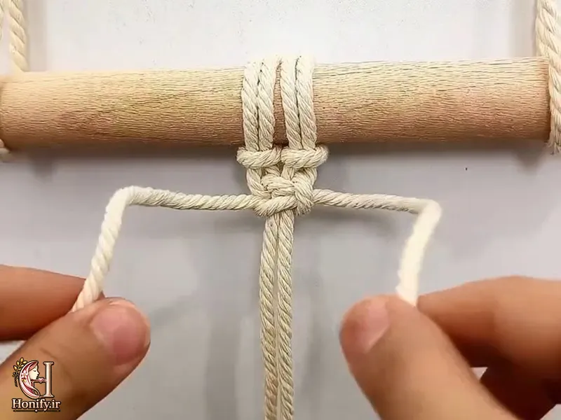 جا به جا کردن دو نخ کناری و دو نخ وسطی بعد از گره مربعی