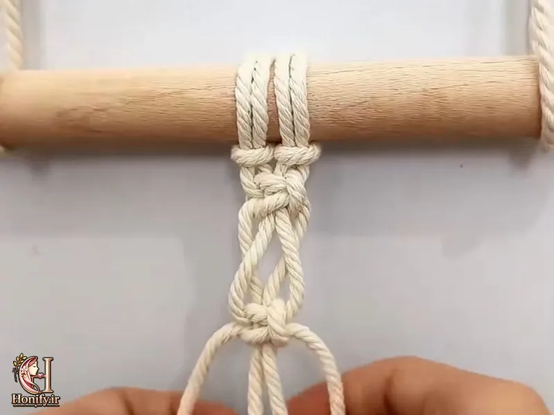 گره مربعی دوم بعد از جا به جایی نخ ها در گره ضربدری مکرومه