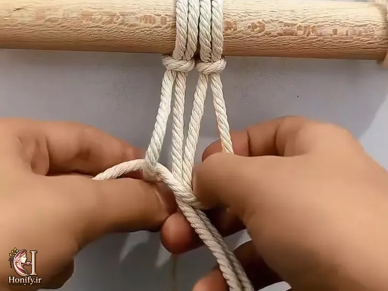 مراحل اولیه بافت گره مارپیچ در مکرومه بافی با چهار رشته نخ