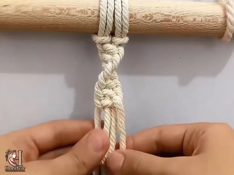 نمای نزدیک از پیچش طبیعی نخ در گره مارپیچی مکرومه