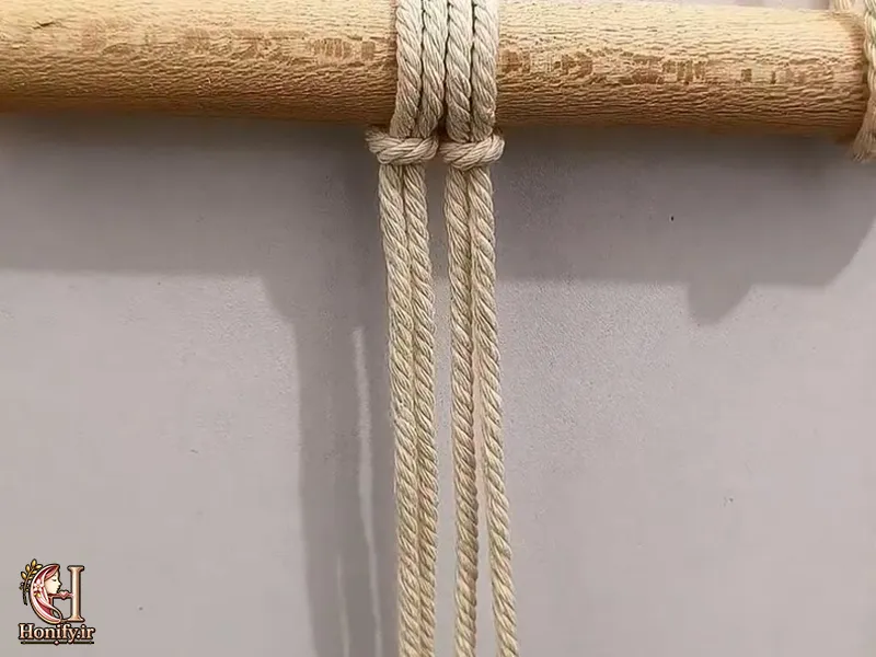مراحل اولیه بافت گره مارپیچ در مکرومه بافی با چهار رشته نخ