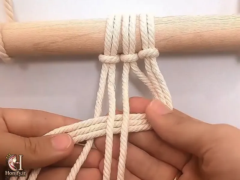 عبور گروه 3 تایی نخ از زیر گروه 2 تایی و از روی نخ تک در آموزش گره موج مکرومه