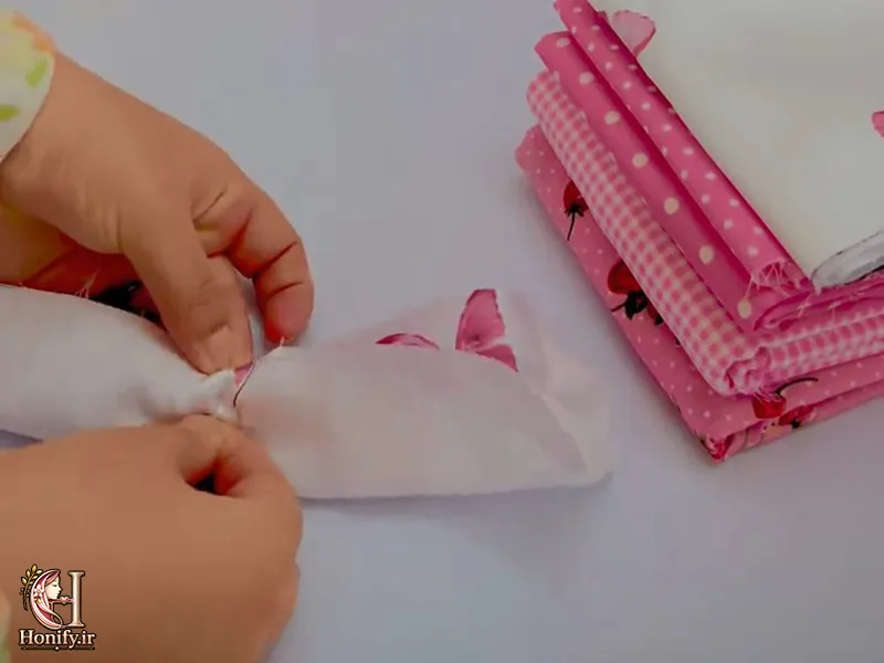 آموزش دوخت اسکرانچی پارچه ای در خانه - عبور دادن کش از داخل پارچه اسکرانچی با سنجاق قفلی