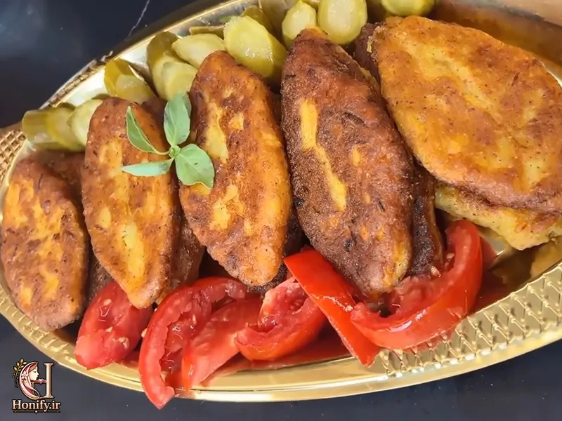 کتلت شیرازی بدون گوشت سرخ شده در بشقاب
